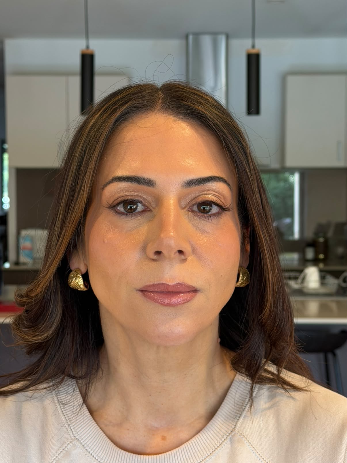 Soft glam: luminous skin, defined brows, lifted lashes and a rosy lip